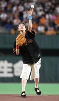ファーストピッチを行う日テレ・黒田みゆアナ（撮影・佐藤厚）
