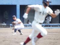 ４回、大阪桐蔭・内海竣太のバントの打球の処理を北野・鈴木健介がもたつく間に内野安打となり、勝ち越しを許す（撮影・坂部計介）