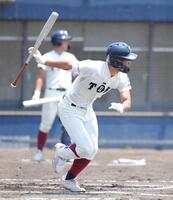 １回、大阪桐蔭・谷渕瑛仁は左越えに適時二塁打を放つ（撮影・坂部計介）