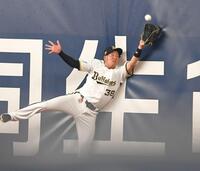 ４回、万波の飛球にグラブを出す来田。リプレー検証の末にアウトとなる（撮影・出月俊成）