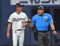４回、球審に確認にいく岸田監督（左）＝撮影・出月俊成