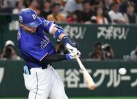 ６回、細川は左越えに１３号ソロを放つ（撮影・佐藤厚）