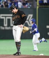 ６回、細川（右）に１３号ソロを打たれ、肩を落とす竹丸（撮影・佐藤厚）