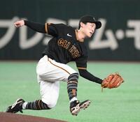 １回、細川の天井直撃の飛球を好捕する浦田（撮影・佐藤厚）