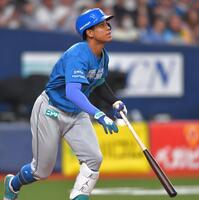 ４回、右越えに飛球を放つ万波（撮影・出月俊成）