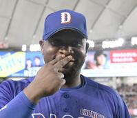 決勝ホーマーのサノーは「サノちゃん、ペ！」（撮影・佐藤厚）