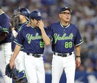 ５回、降板となった松本健（左）を肩を抱く池山監督（撮影・西岡正）