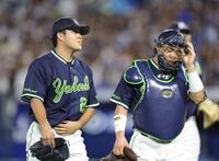 ４回、３点を失い、肩を落としてベンチへ戻る松本健（左）と中村悠のバッテリー（撮影・西岡正）
