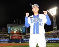横浜スタジアム初勝利を完封で飾り、ポーズを決める深沢（撮影・西岡正）