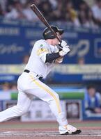 ４回、左越え２点適時二塁打を放つ栗原（撮影・開出牧）