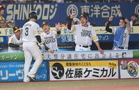 ３回、牧原大の左前適時打で生還しナインとタッチを交わす近藤（３）＝撮影・開出牧
