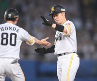 ３回、同点の中前適時打を放ち本多コーチ（左）とタッチを交わす近藤（撮影・開出牧）