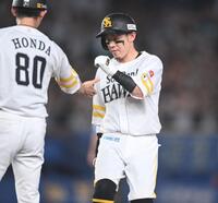 ３回、左前適時打を放ち本多コーチ（左）とタッチを交わす牧原大（撮影・開出牧）