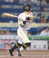 ３回、左前適時打を放つ牧原大（撮影・開出牧）