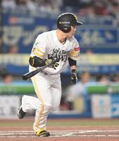 ３回、同点の中前適時打を放つ近藤（撮影・開出牧）
