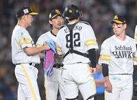５回、山口に四球を与え満塁にピンチを迎えた大津（左から２人目）＝撮影・開出牧