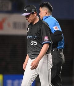 ５回、投手交代を告げたサブロー監督（撮影・開出牧）