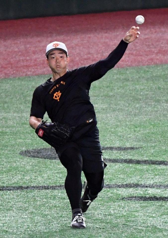 　キャッチボールする小笠原（撮影・佐藤厚）
