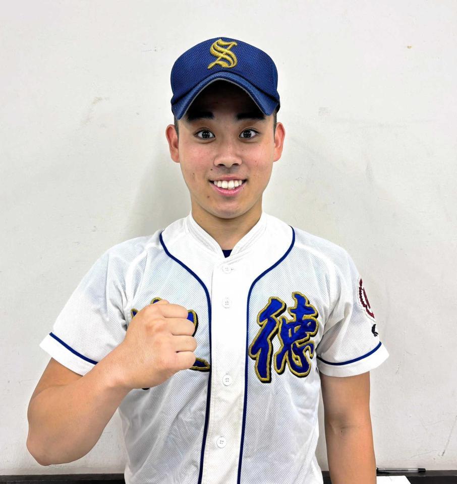 　公式戦１号を放ち笑顔でガッツポーズする淑徳・定岡