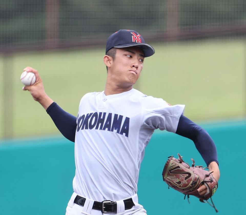 三浦学苑打線相手に力投する横浜・織田翔希（撮影・佐々木彰尚）