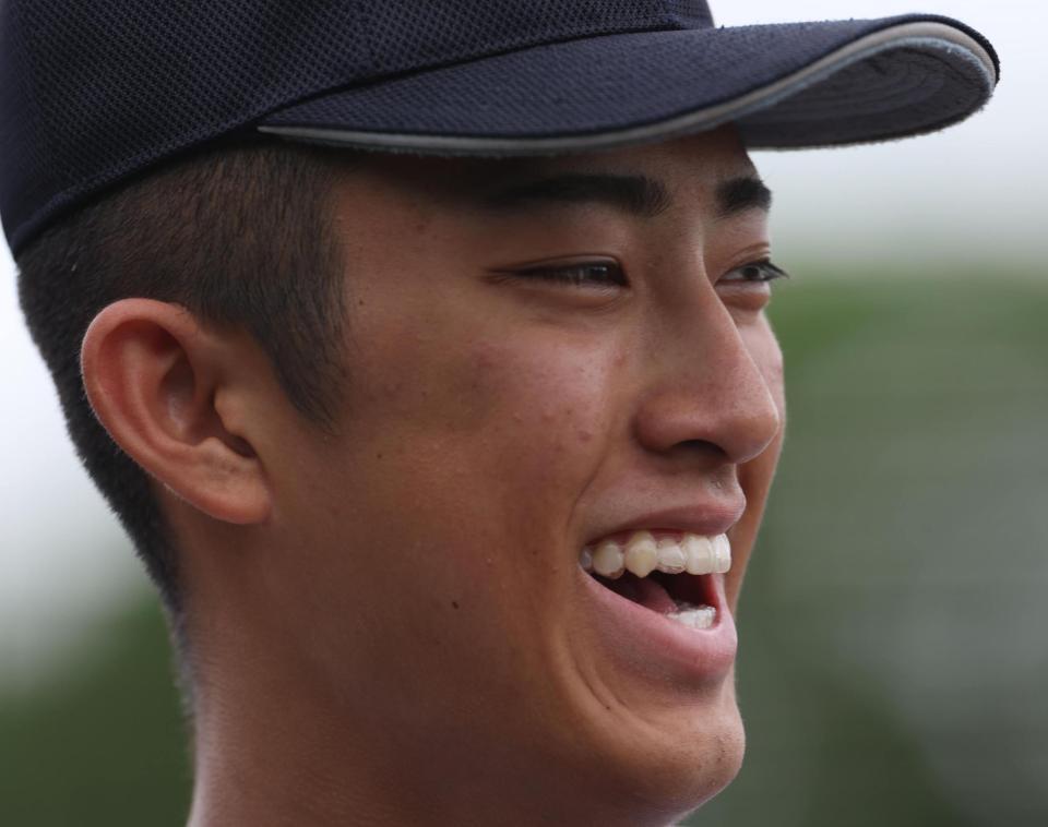 ３回、追加点に笑顔を見せる横浜・織田翔希（撮影・佐々木彰尚）