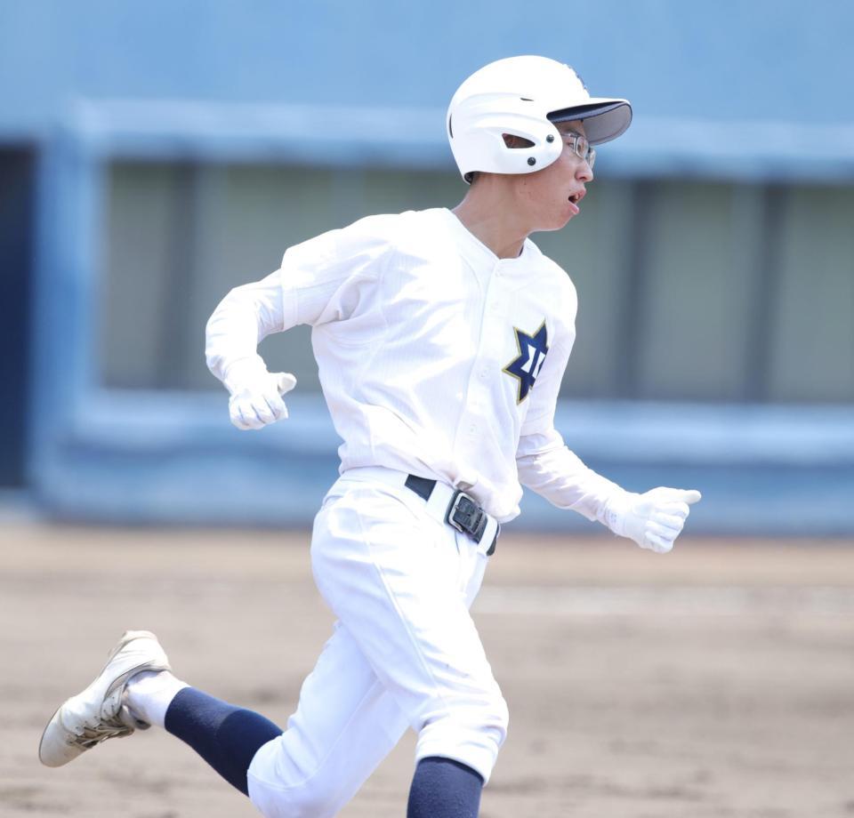 ２回、北野・筒井恒介は左前に適時打を放ち、一塁に駆け出す（撮影・坂部計介）