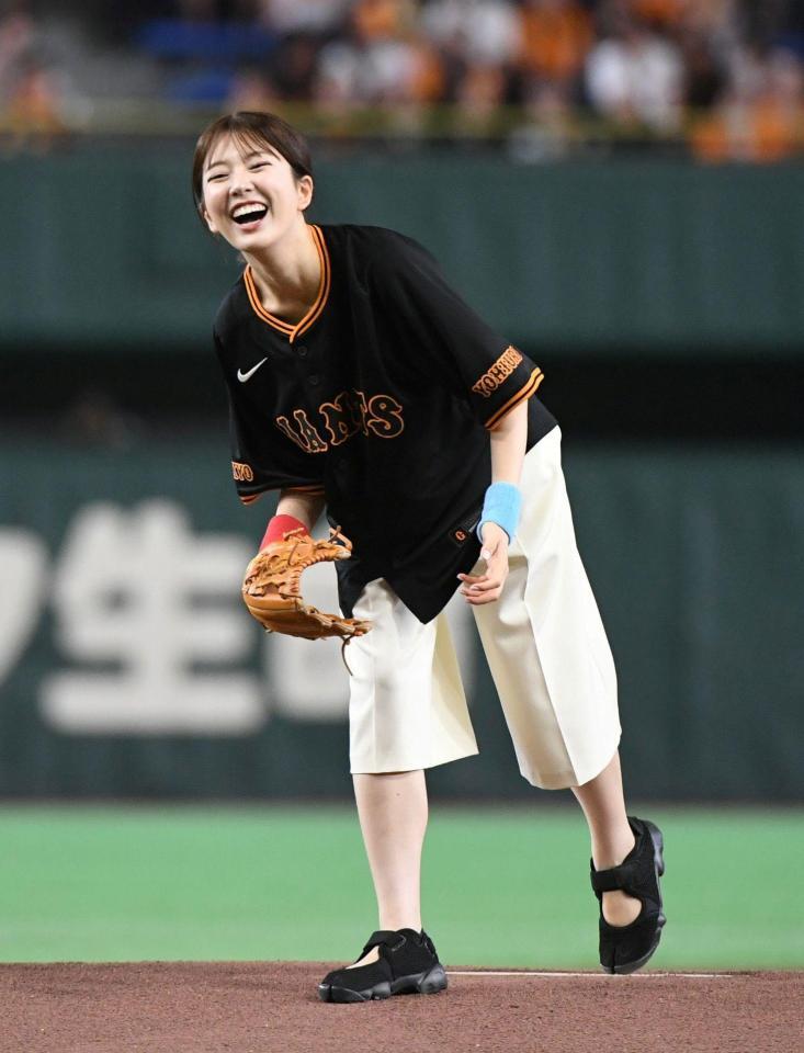 ファーストピッチを行う日テレ・黒田みゆアナ（撮影・佐藤厚）