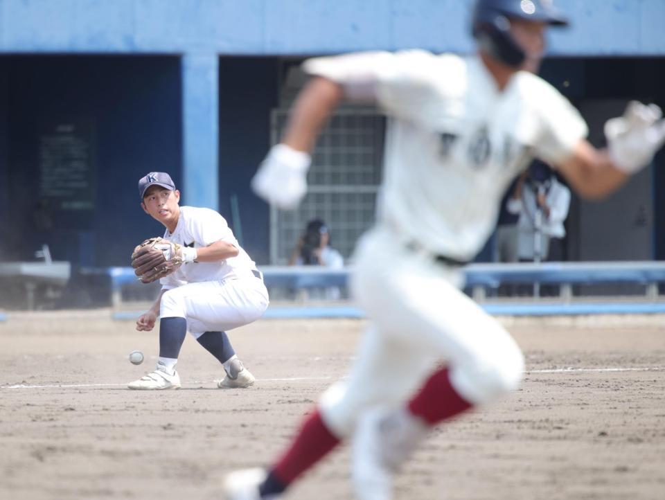４回、大阪桐蔭・内海竣太のバントの打球の処理を北野・鈴木健介がもたつく間に内野安打となり、勝ち越しを許す（撮影・坂部計介）