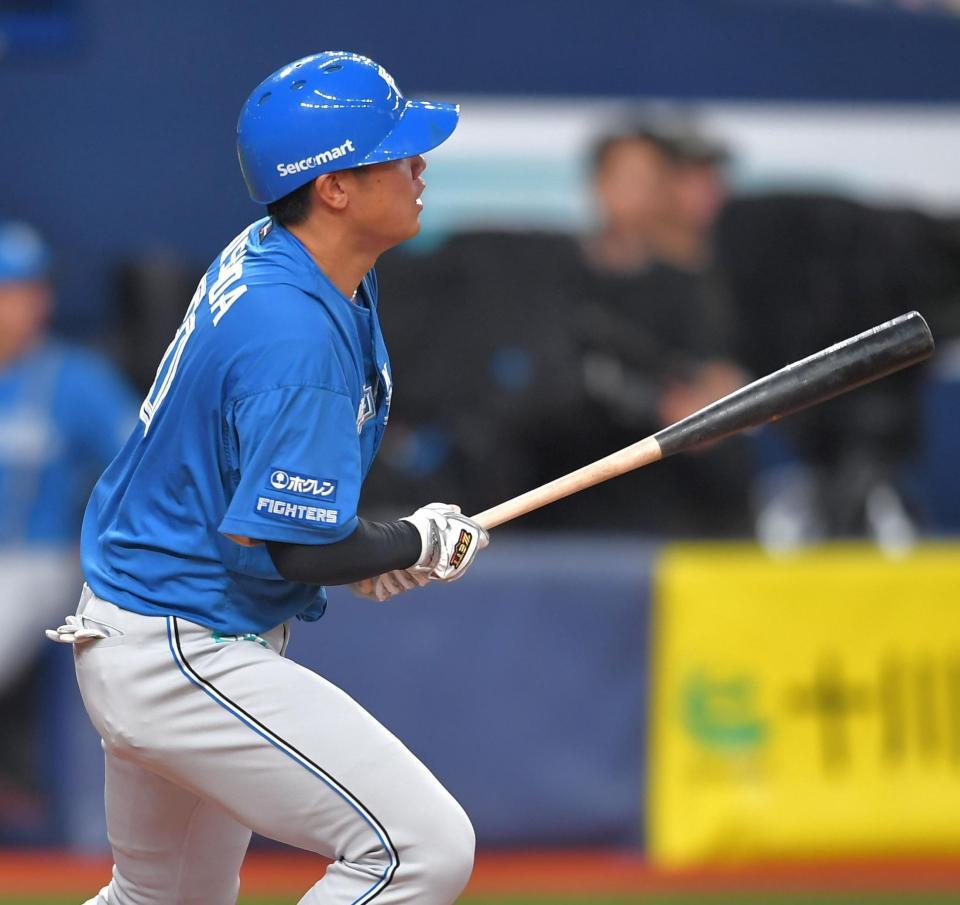 ２回、左中間に先制二塁打を放つ吉田（撮影・出月俊成）