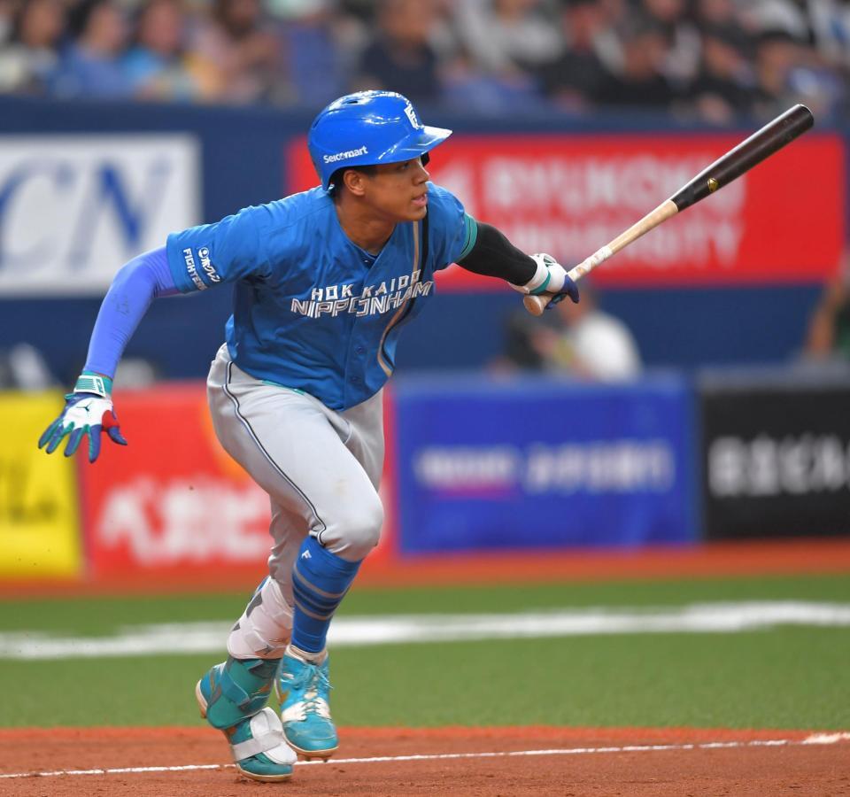 ５回、投手強襲の内野安打を放つ万波（撮影・出月俊成）