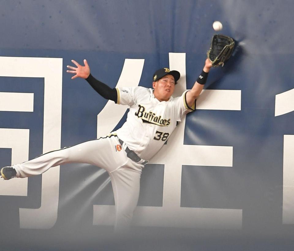 ４回、万波の飛球にグラブを出す来田。リプレー検証の末にアウトとなる（撮影・出月俊成）