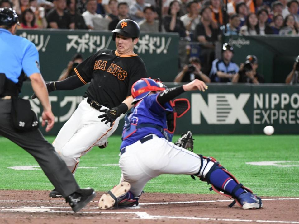 ７回、ダルベックの中前打で二走・泉口が生還（撮影・佐藤厚）