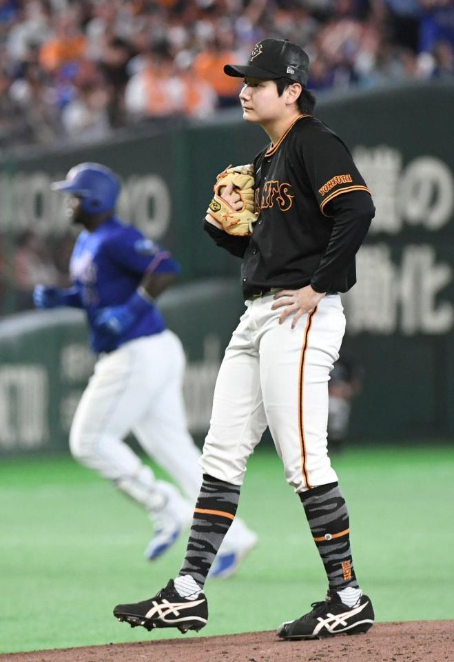 ４回、竹丸はサノー（左）に先制２ランを浴びる（撮影・佐藤厚）
