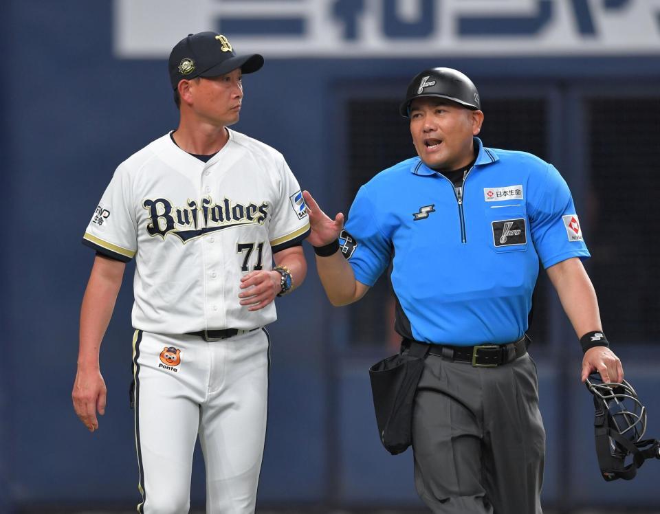 ４回、球審に確認にいく岸田監督（左）＝撮影・出月俊成