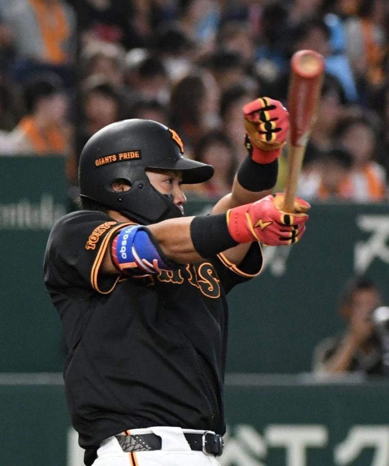 ２回、知念は右前安打を放つ（撮影・佐藤厚）