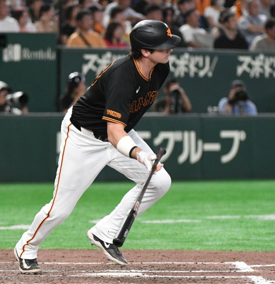 ７回、ダルベックは中前適時打を放つ（撮影・佐藤厚）