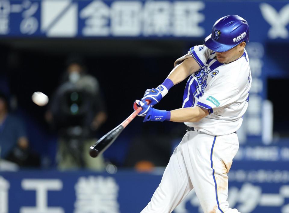 ７回、右中間へ２ランを放つ筒香（撮影・西岡正）
