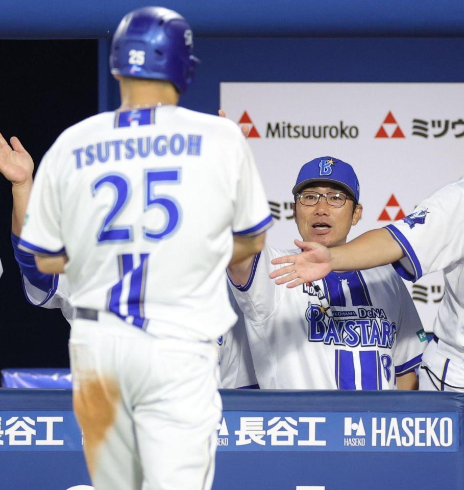 ４回、林の２点二塁打で生還した筒香（左）を迎える相川監督（撮影・西岡正）