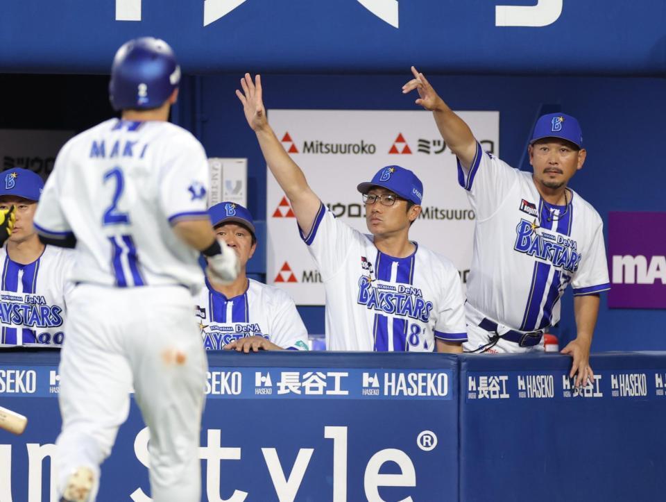 ４回、先制打を放った筒香に向かって手を上げる相川監督（中央）＝撮影・西岡正