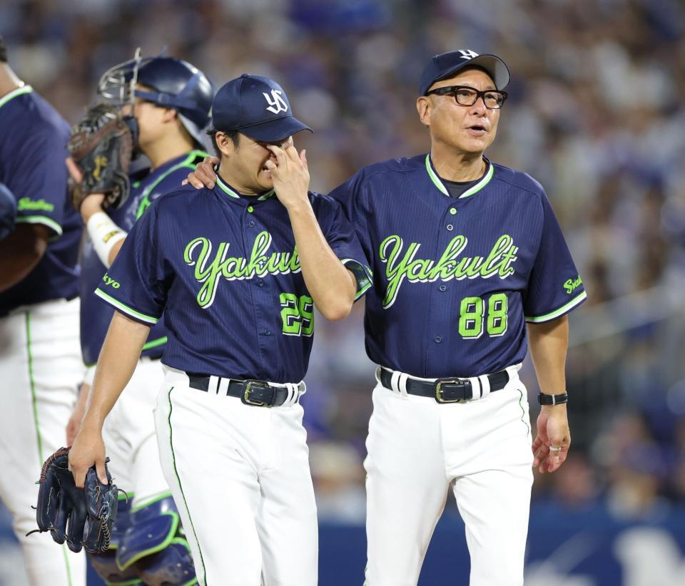 ５回、降板となった松本健（左）を肩を抱く池山監督（撮影・西岡正）