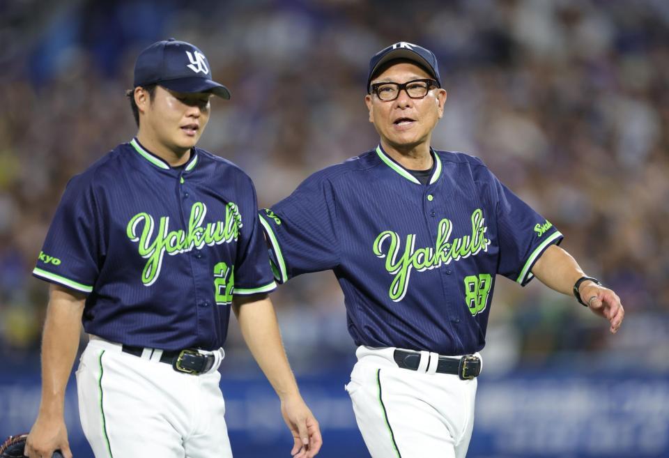 ５回、降板となった松本健（左）を肩を抱く池山監督（撮影・西岡正）