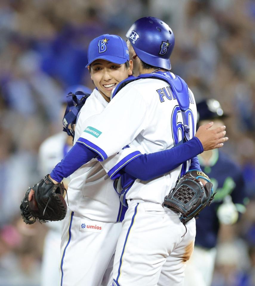 完封勝利で古市（右）と抱き合う深沢（撮影・西岡正）