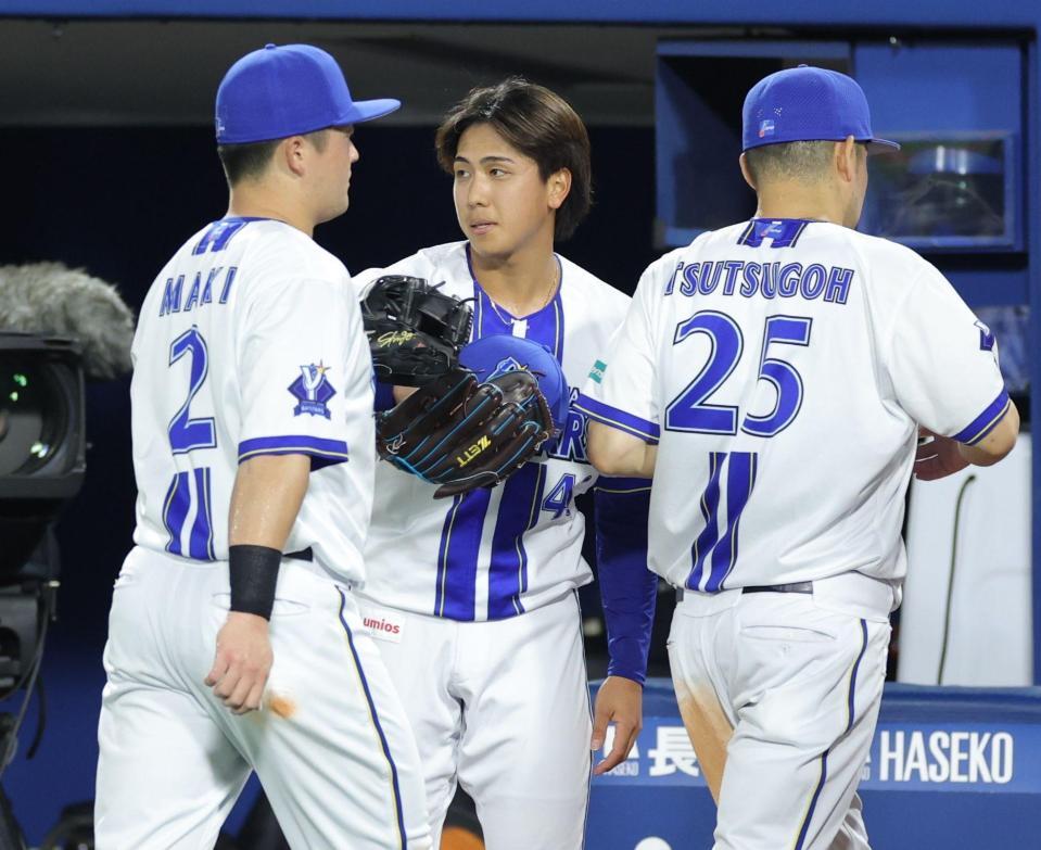 ５回、無失点に抑え、筒香（右）、牧（左）とタッチを交わす深沢（撮影・西岡正）
