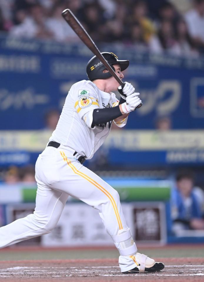 ４回、左越え２点適時二塁打を放つ栗原（撮影・開出牧）