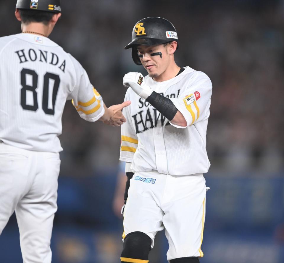 ３回、左前適時打を放ち本多コーチ（左）とタッチを交わす牧原大（撮影・開出牧）