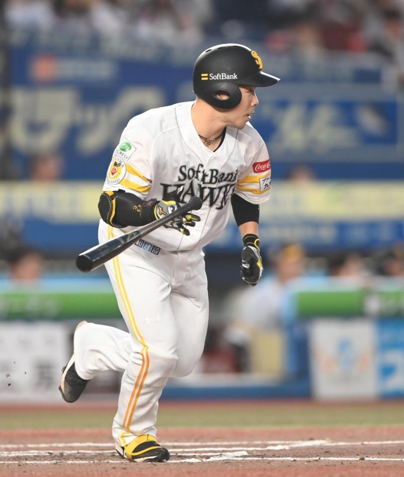 ３回、同点の中前適時打を放つ近藤（撮影・開出牧）