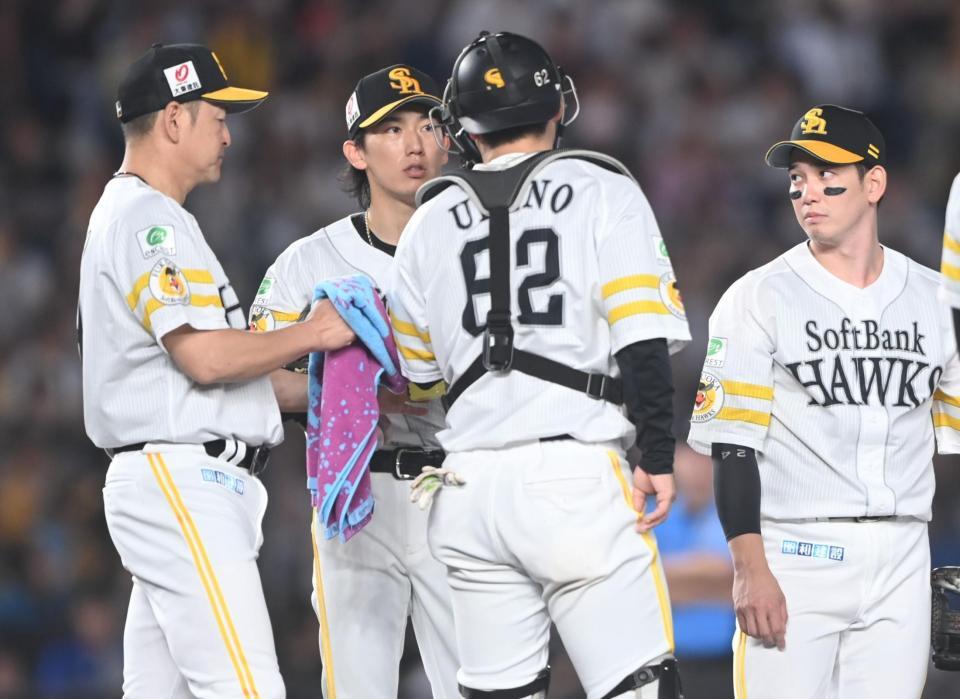 ５回、山口に四球を与え満塁にピンチを迎えた大津（左から２人目）＝撮影・開出牧