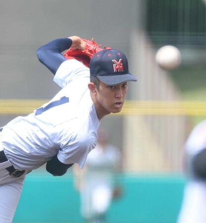 　三浦学苑打線相手に力投する横浜・織田（撮影・佐々木彰尚）
