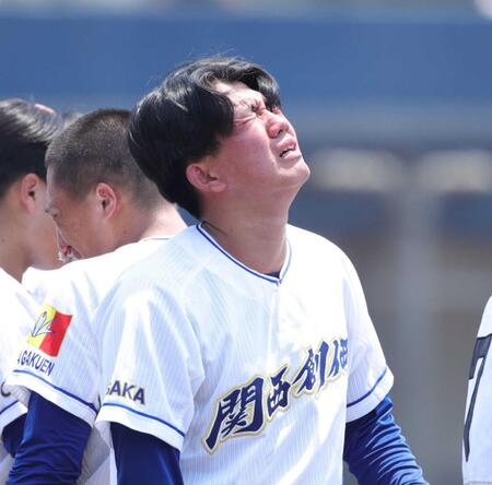 　履正社にサヨナラ負けを喫し、涙を流す関西創価・那須（撮影・坂部計介）