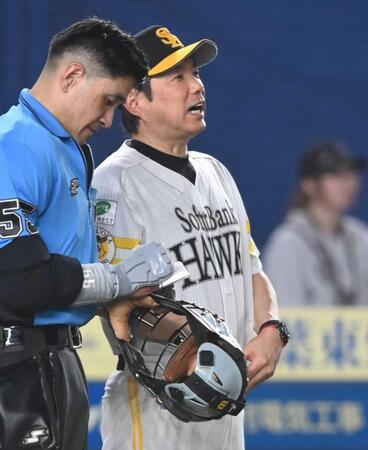 　７回、投手交代を告げる小久保監督（撮影・開出牧）